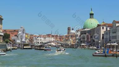 汽艇和汽艇在威尼斯沿着大运河行驶，交通
